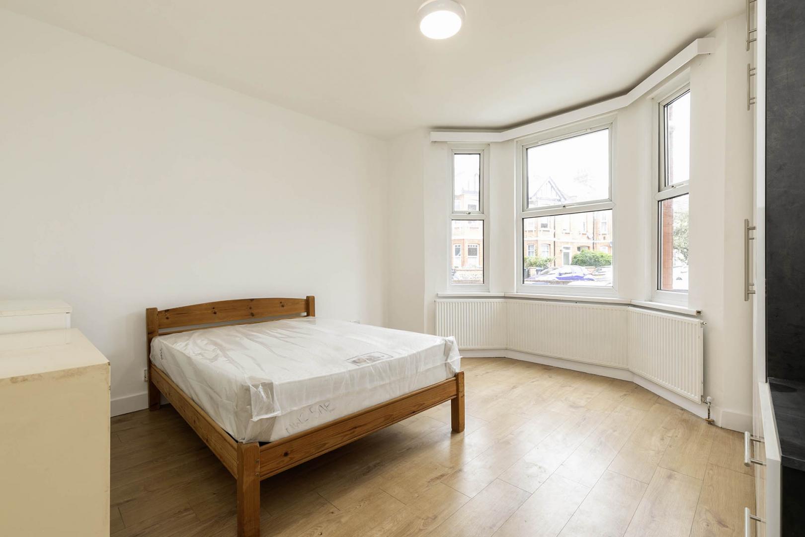 			3 Bedroom, 1 bath, 1 reception Flat			 Newton Road, Cricklewood